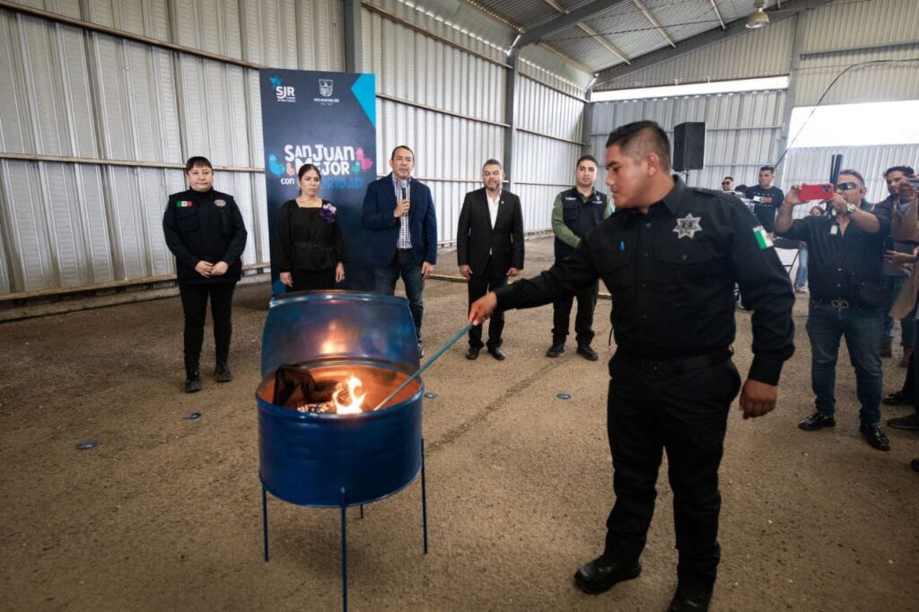 Roberto Cabrera encabeza acto de incineración de más de mil 900 uniformes e insignias de la SSPM-SJR
