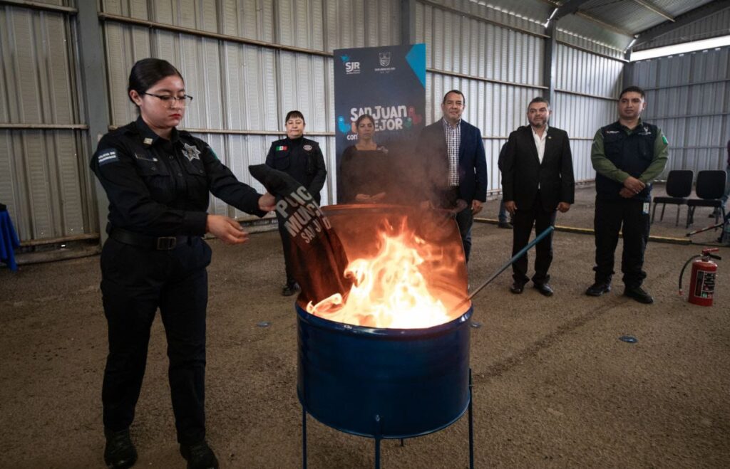 Roberto Cabrera encabeza acto de incineración de más de mil 900 uniformes e insignias de la SSPM-SJR