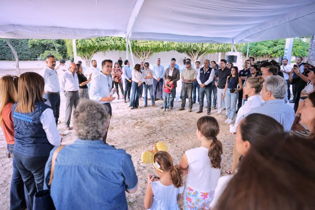 Entrega Felifer Macías obra integral en fraccionamiento Jurica Campestre