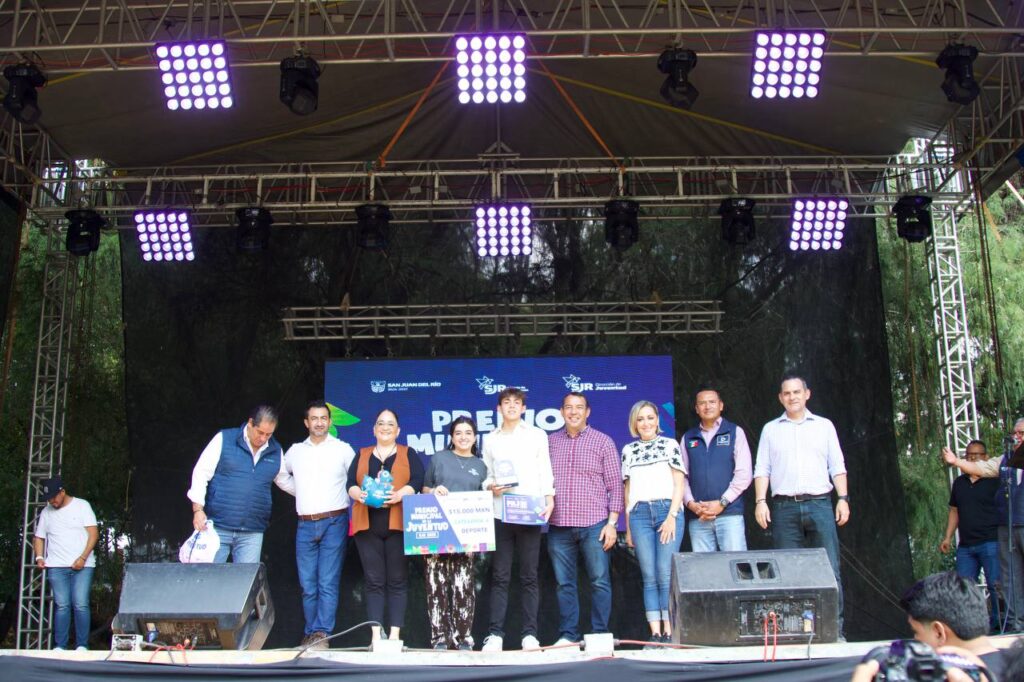 Entrega Roberto Cabrera el Premio Municipal de la Juventud 2025