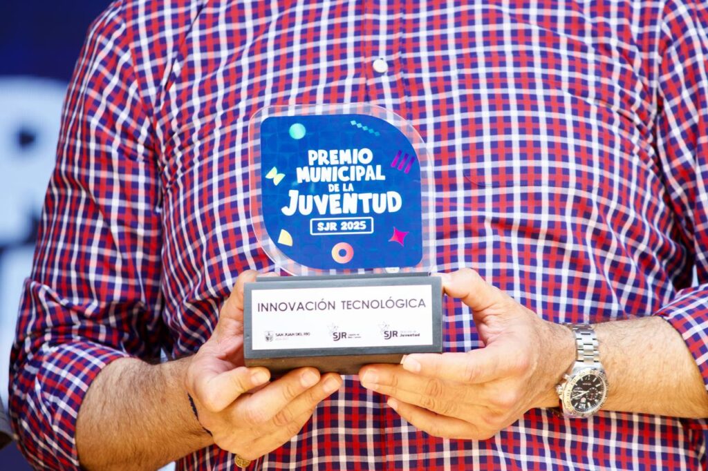 Entrega Roberto Cabrera el Premio Municipal de la Juventud 2025