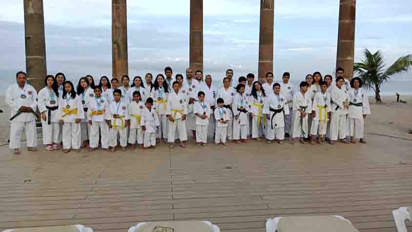 Karatecas queretanos ganan 73 medallas en campeonato nacional