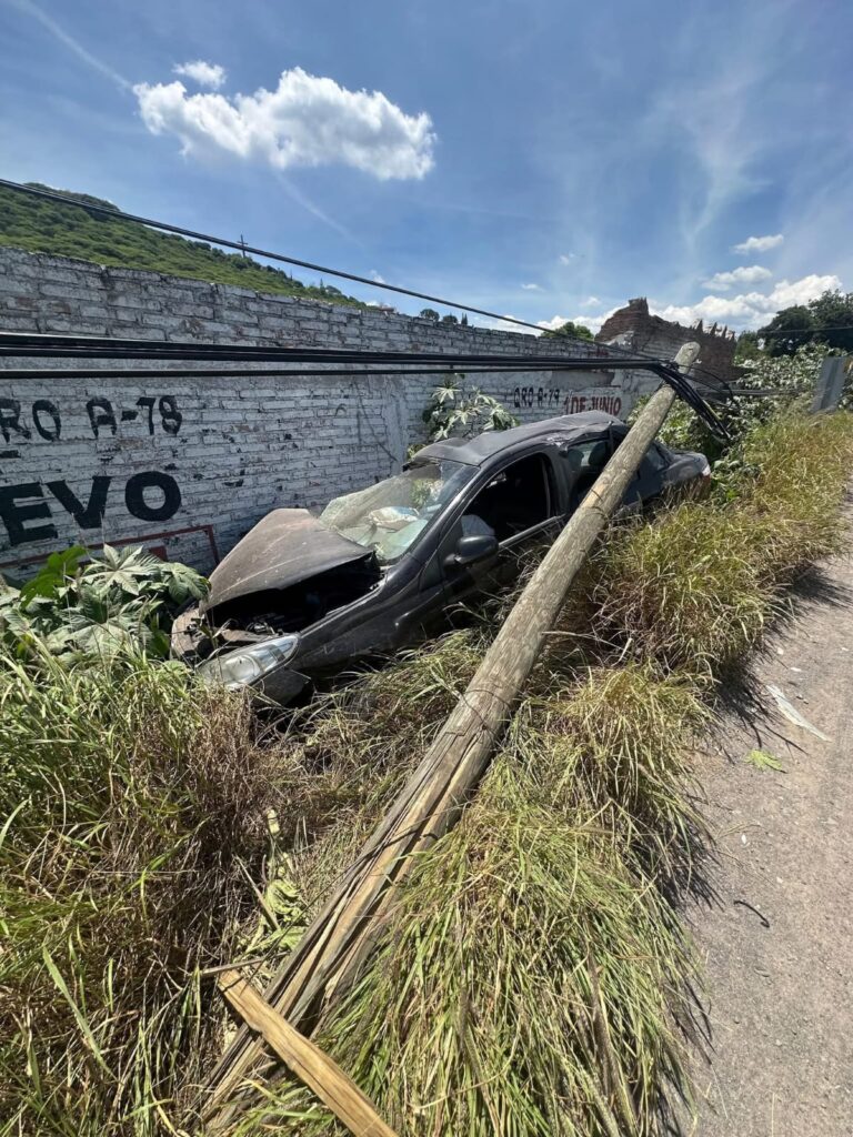 Libramiento Norponiente: camioneta termina incrustada en barda tras accidente