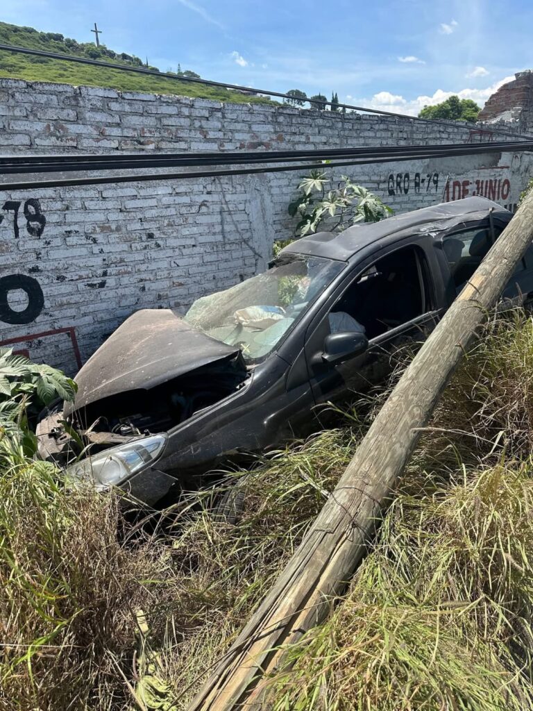 Libramiento Norponiente: camioneta termina incrustada en barda tras accidente