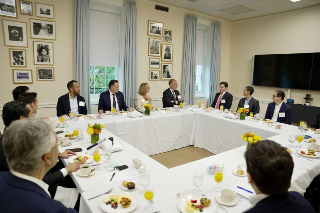 Participa Mauricio Kuri en mesa redonda con miembros de Council of the Americas