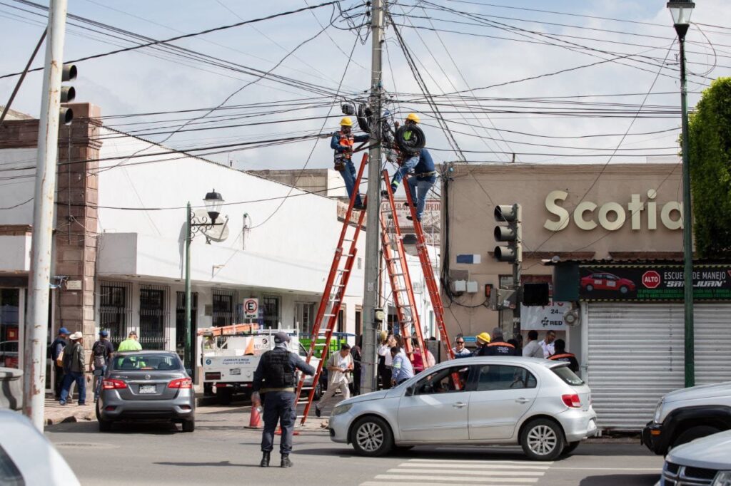 Roberto Cabrera arranca programa de retiro de cables en desuso, caídos y en mal estado