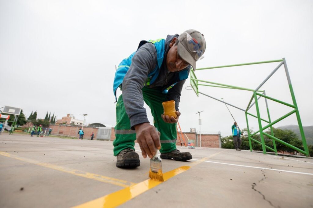 Supervisa Roberto Cabrera trabajos de mejora de imagen urbana en Vista Hermosa
