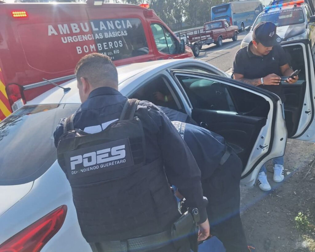 Policías y servicios de emergencia asisten parto en vehículo en San Juan del Río