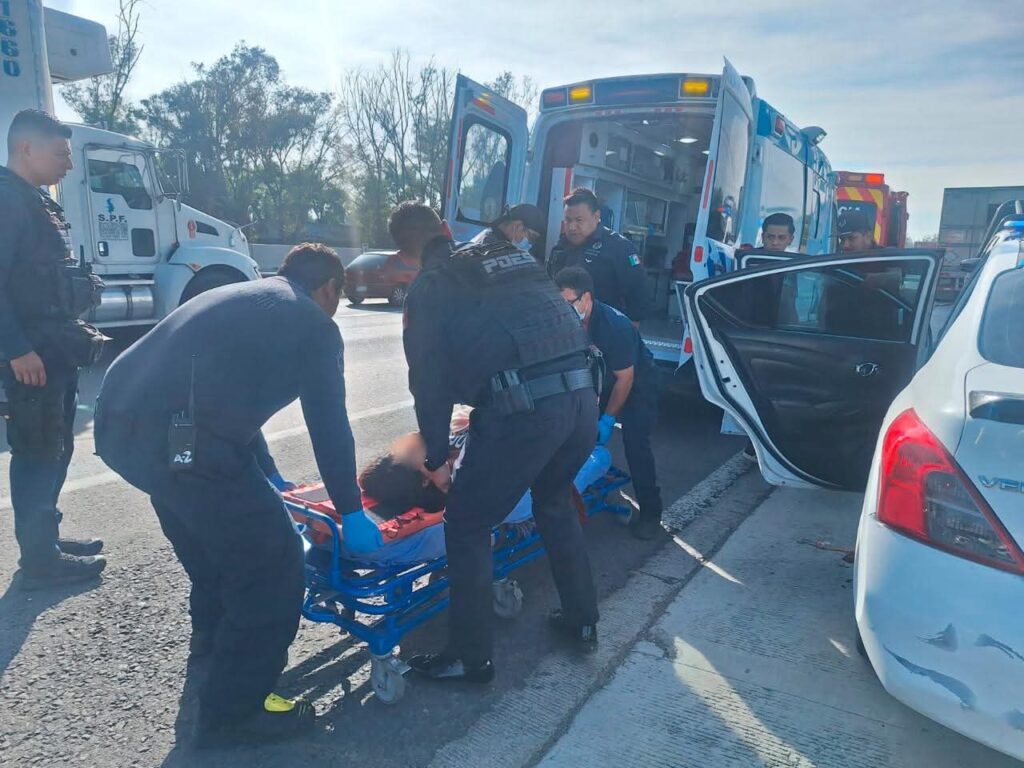 Policías y servicios de emergencia asisten parto en vehículo en San Juan del Río