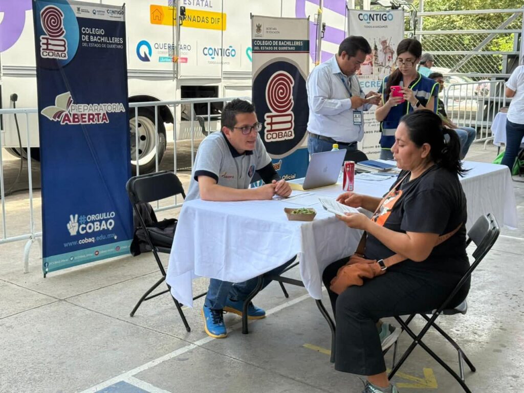 COBAQ promueve la Prepa Abierta durante la Jornada “Aquí Contigo” en Jalpan