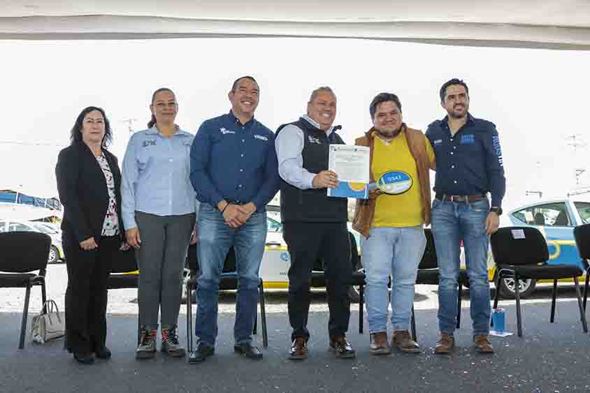 Encabeza Cuanalo segunda entrega de QroTaxi en San Juan del Río