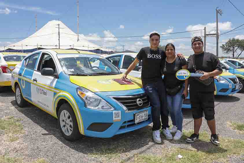 Encabeza Cuanalo segunda entrega de QroTaxi en San Juan del Río
