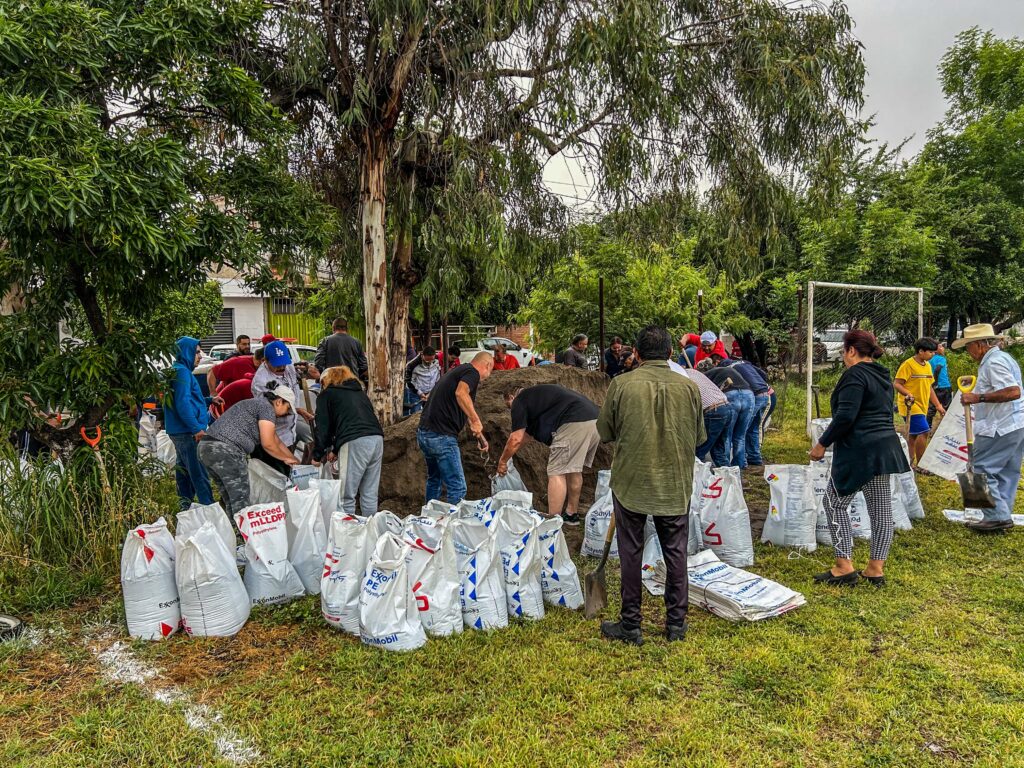 Vecinos de Manantiales participan en llenado de 650 costales para la temporada de lluvias
