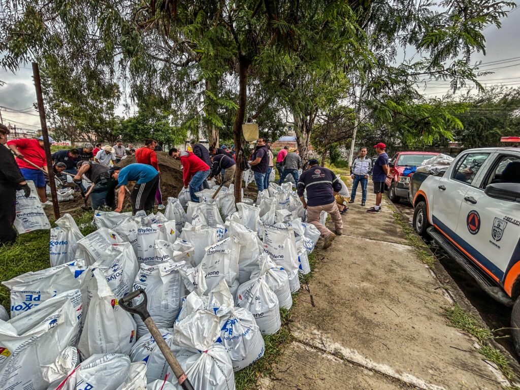 Vecinos de Manantiales participan en llenado de 650 costales para la temporada de lluvias
