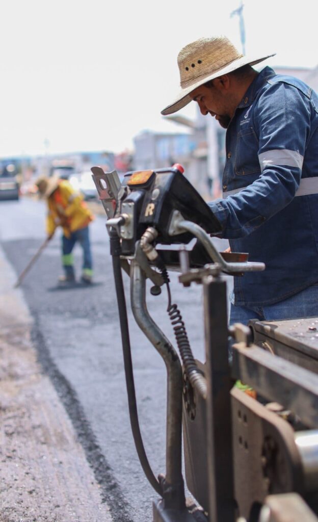 Roberto Cabrera supervisa reencarpetado de avenida Universidad que registra 65% de avance