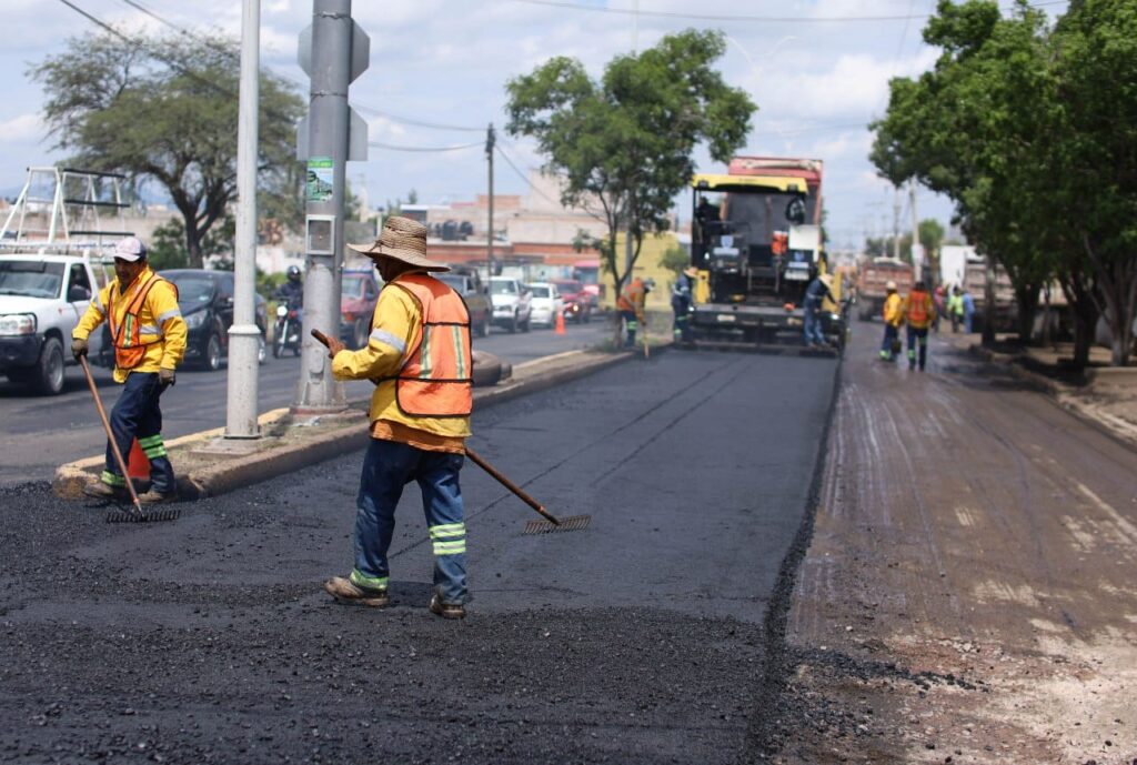 Roberto Cabrera supervisa reencarpetado de avenida Universidad que registra 65% de avance