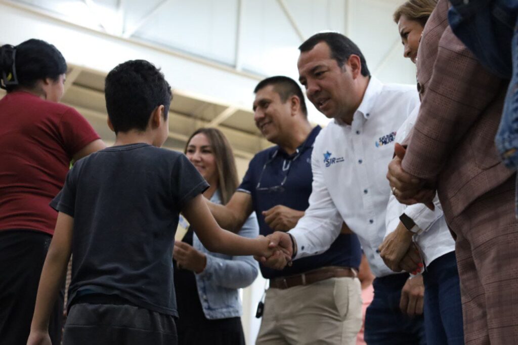 Roberto Cabrera inicia la entrega de apoyos del Programa “Becas del Bien Común 2025”