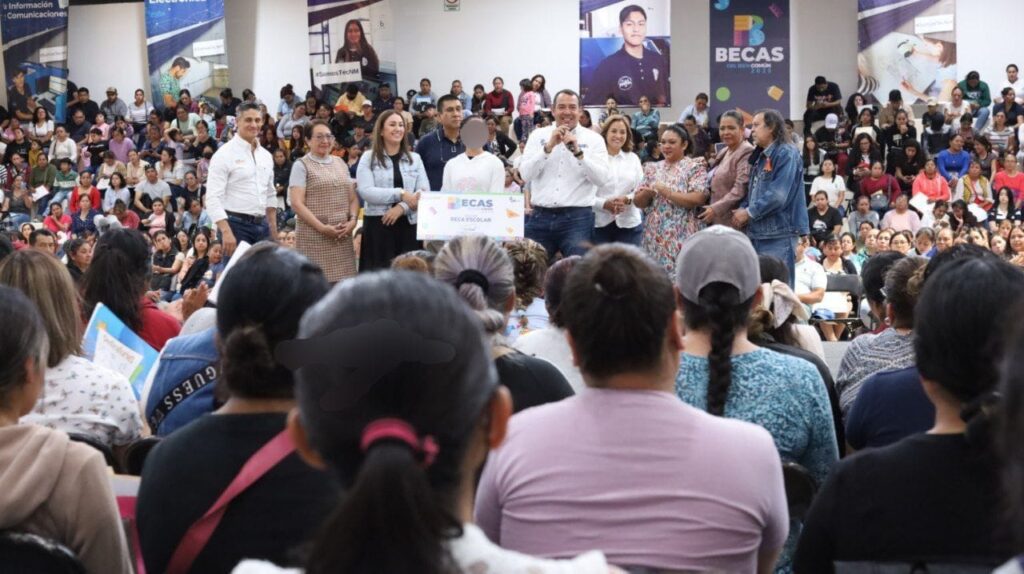 Roberto Cabrera inicia la entrega de apoyos del Programa “Becas del Bien Común 2025”