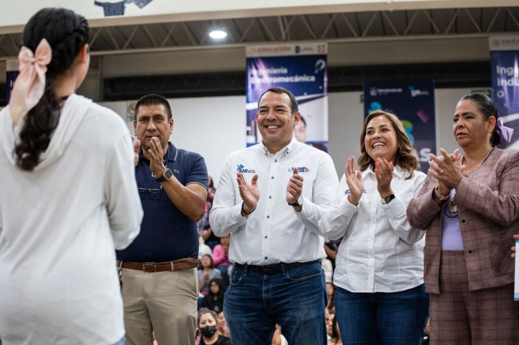Roberto Cabrera inicia la entrega de apoyos del Programa “Becas del Bien Común 2025”