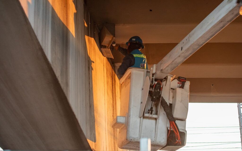 Supervisa Roberto Cabrera labores de Servicios Públicos en avenida Panamericana y Canal de Santa Clara