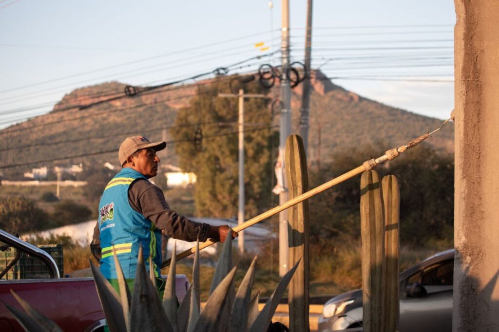 Supervisa Roberto Cabrera labores de Servicios Públicos en avenida Panamericana y Canal de Santa Clara
