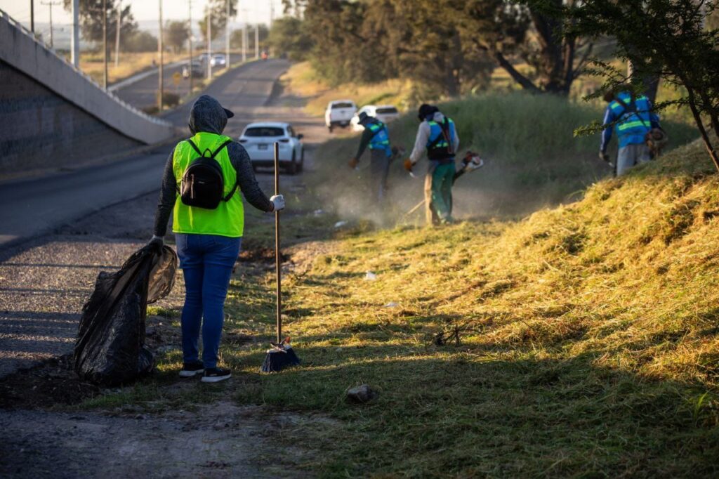Supervisa Roberto Cabrera labores de Servicios Públicos en avenida Panamericana y Canal de Santa Clara