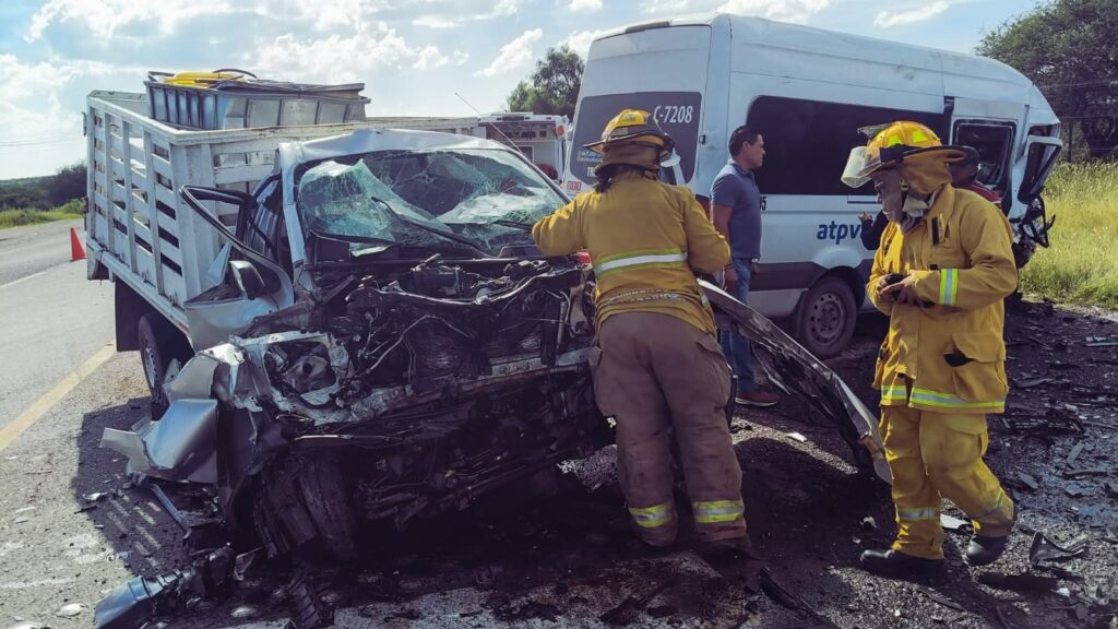 Atendieron accidente vial en la carretera 200, entronque La Fuente, Tequisquiapan
