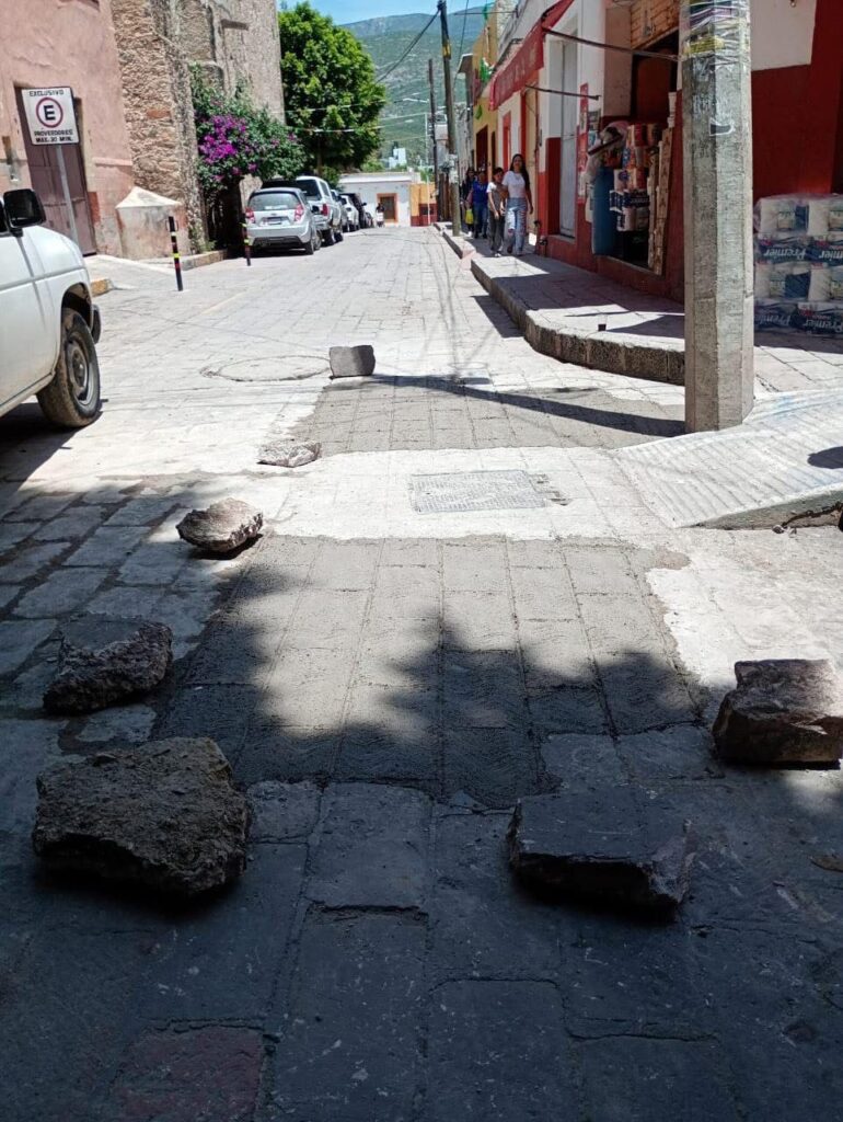Bacheo en la calle Juan Aldama en el centro de Tolimán, mejora vialidad y fortalece la imagen urbana.
