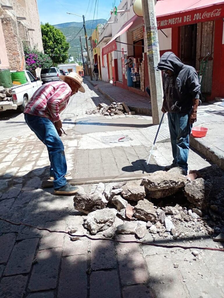 Bacheo en la calle Juan Aldama en el centro de Tolimán, mejora vialidad y fortalece la imagen urbana.
