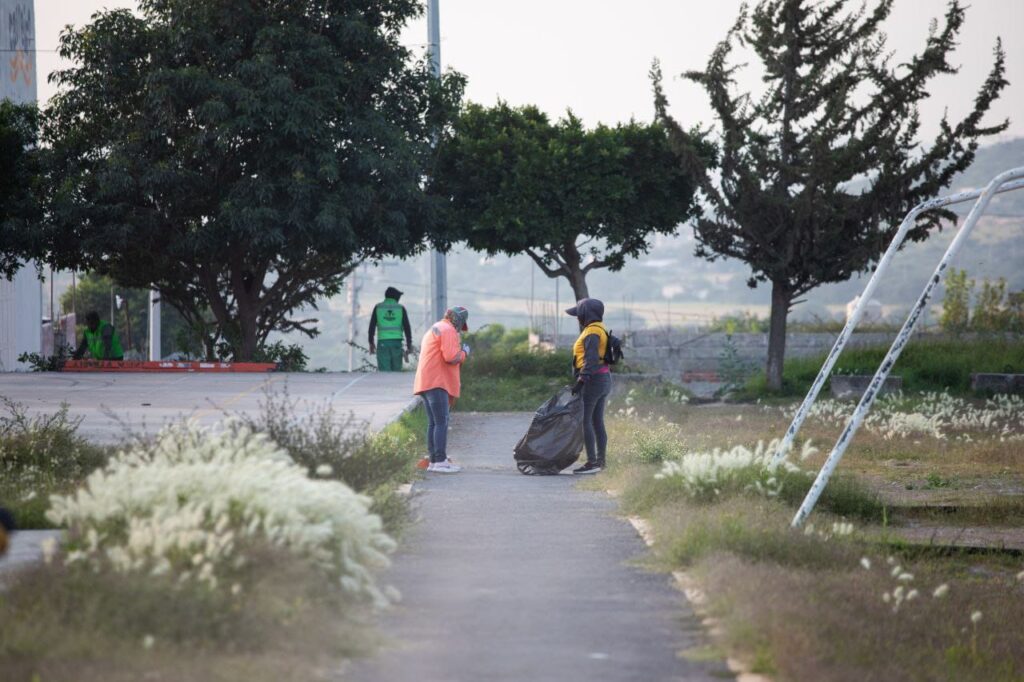Roberto Cabrera supervisa trabajos de mantenimiento en parque de Loma Linda