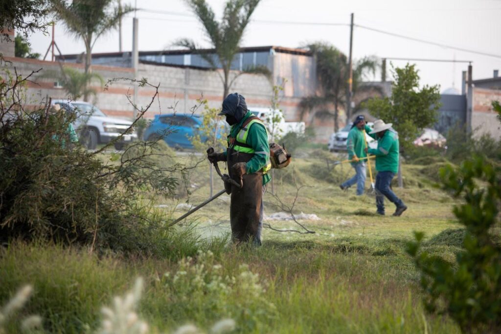 Roberto Cabrera supervisa trabajos de mantenimiento en parque de Loma Linda