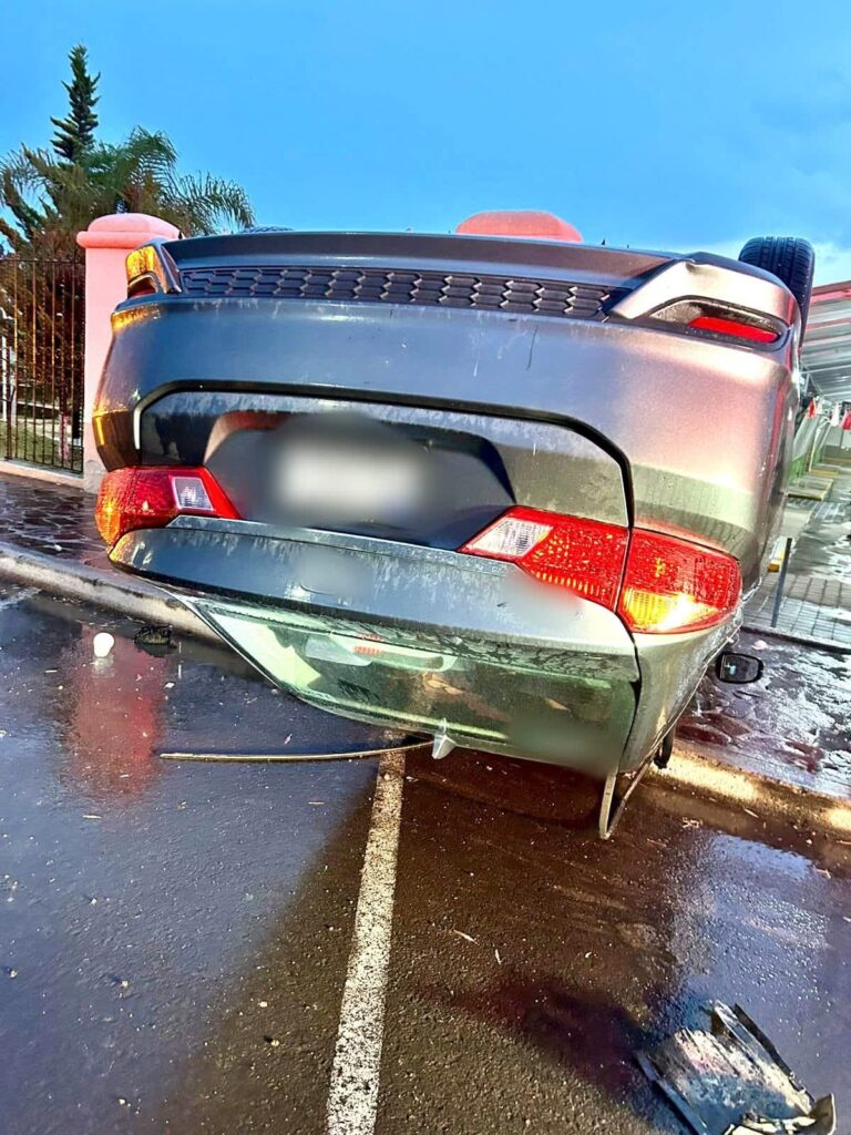 Atendido masculino tras accidente en carretera; solo presenta lesiones leves