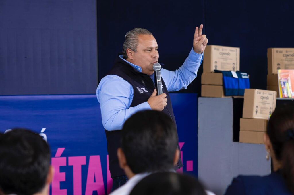 En Querétaro sí: 354 mil estudiantes reciben uniformes y útiles escolares