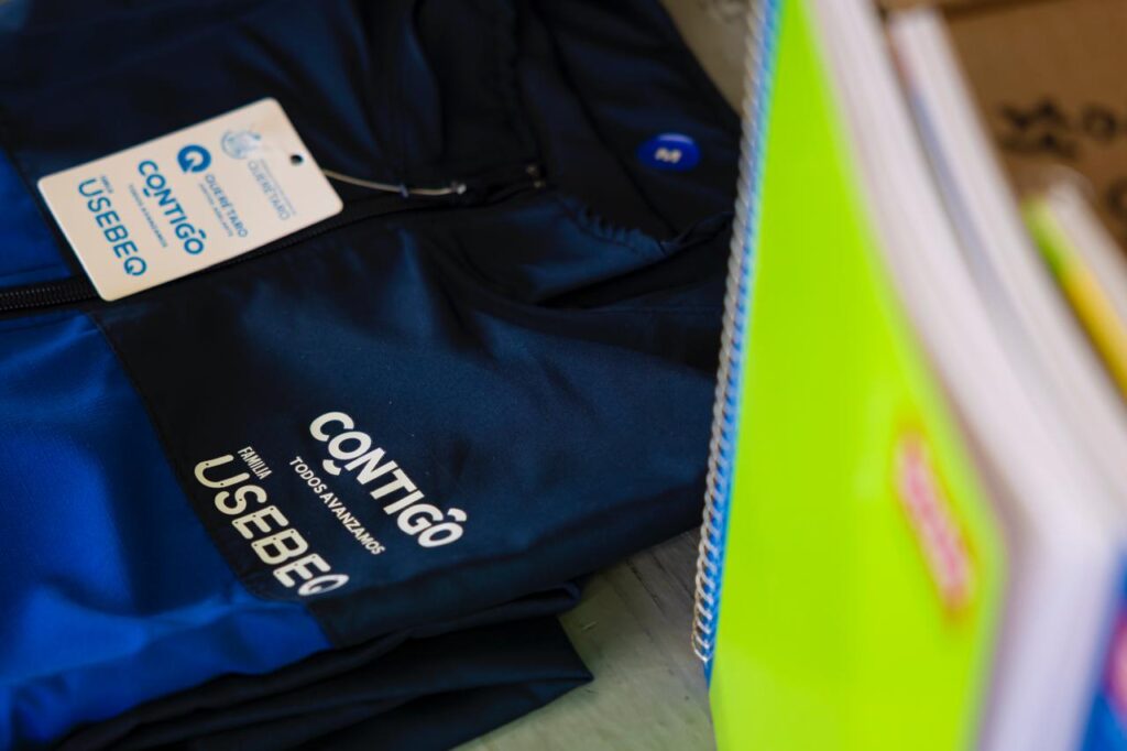 En Querétaro sí: 354 mil estudiantes reciben uniformes y útiles escolares