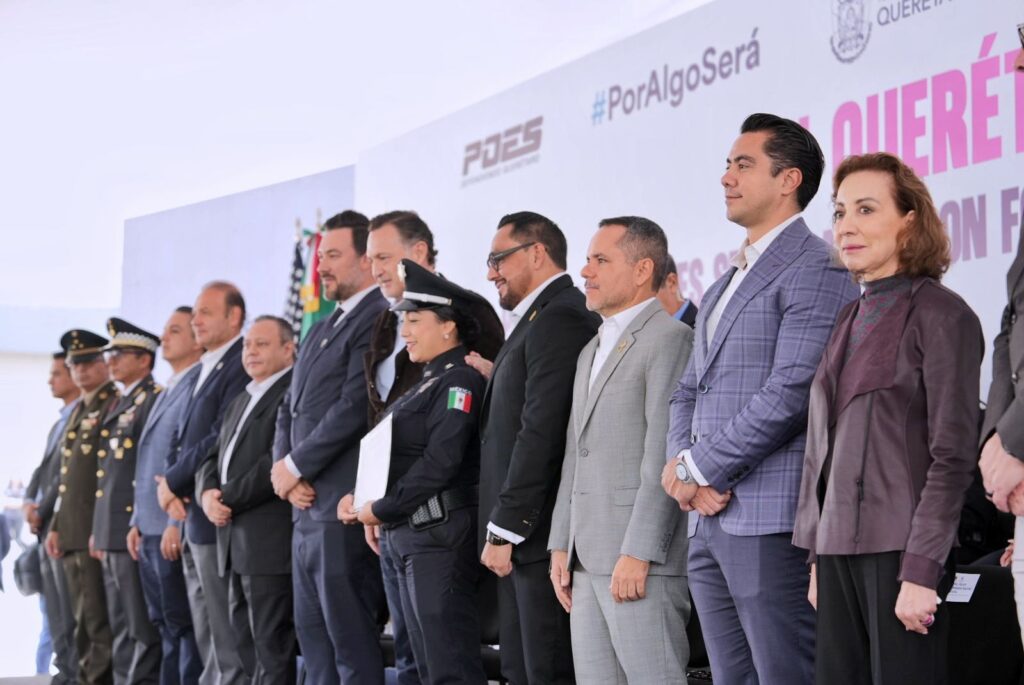 Asiste Felifer Macías a la entrega de constancias del curso "ATENA"