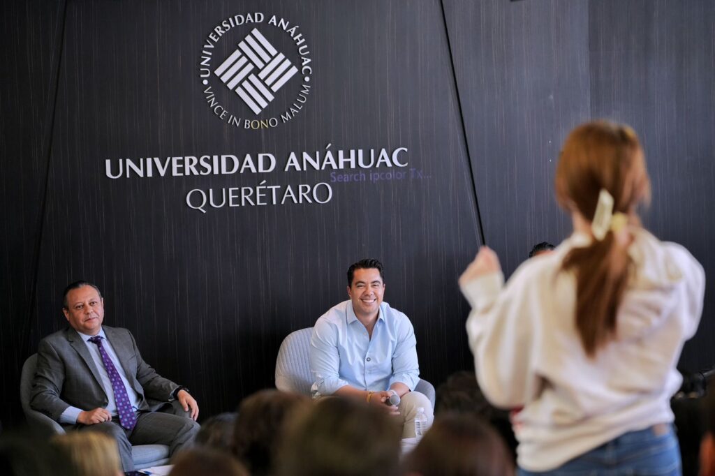 Invita Felifer Macías a jóvenes a crear cambios en la ciudad