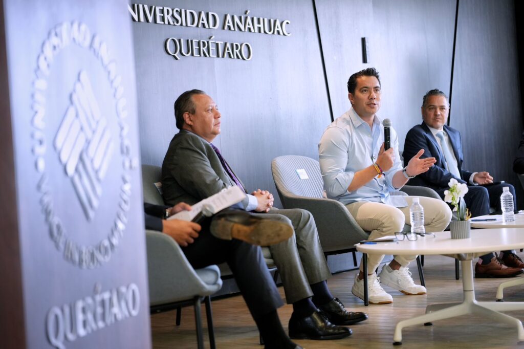 Invita Felifer Macías a jóvenes a crear cambios en la ciudad
