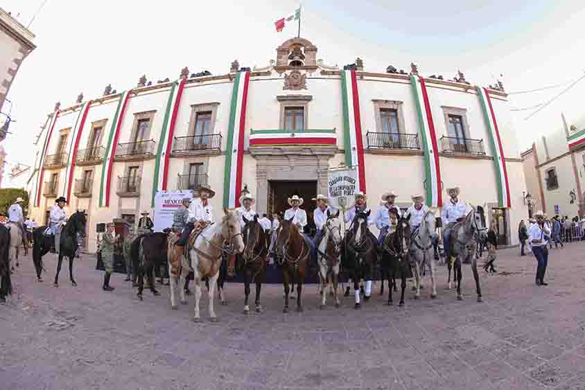 Con la Cabalgata Histórica de la Conspiración Ignacio Pérez inician festejos patrios 2025