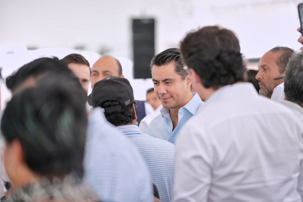 Asiste Felifer Macías al XIX aniversario de la Federación de la Uniónes de Comerciantes Queretanos en Pequeño del Estado