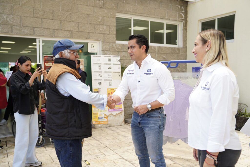 Felifer Macías continúa con la entrega de apoyos económicos a las familias afectadas por las lluvias