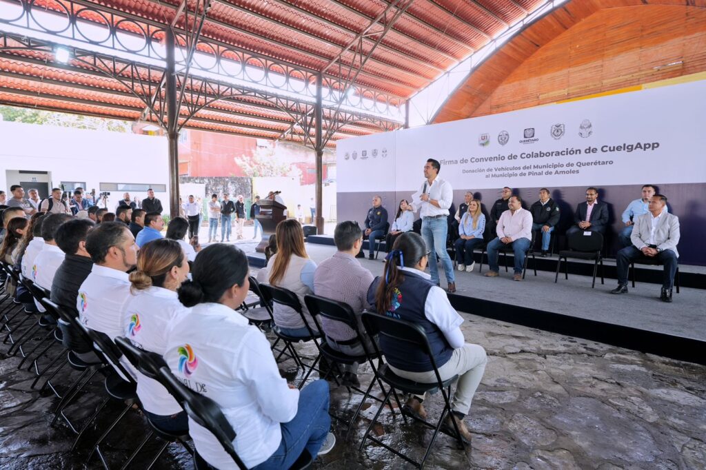 Felifer Macías firma convenio de Cuelgapp con municipios de la Sierra Gorda