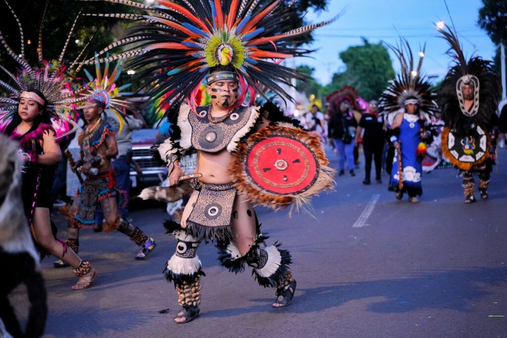 Acude Felifer Macías al tradicional festejo de los concheros en el centro de la ciudad