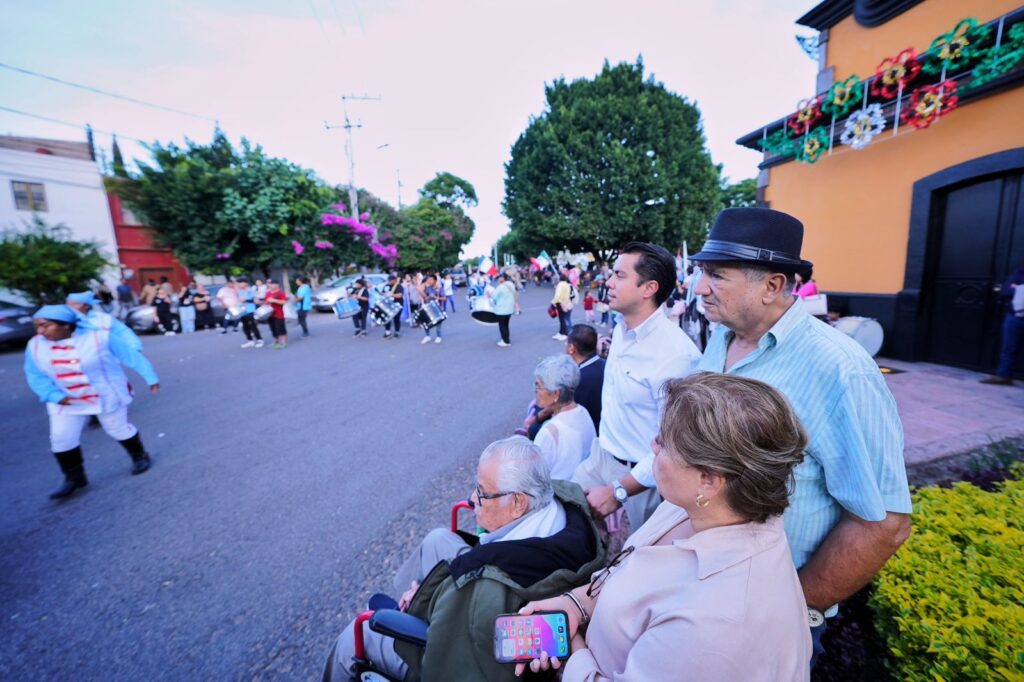 Acude Felifer Macías al tradicional festejo de los concheros en el centro de la ciudad