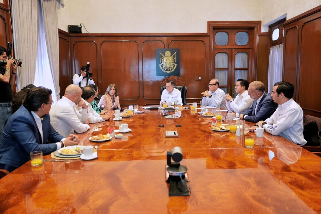 Felifer acompaña a Mauricio Kuri en encuentro con cámaras empresariales