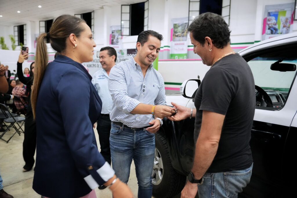 Respalda Felifer Macías a la Sierra Gorda con entrega de vehículos para distintas áreas municipales