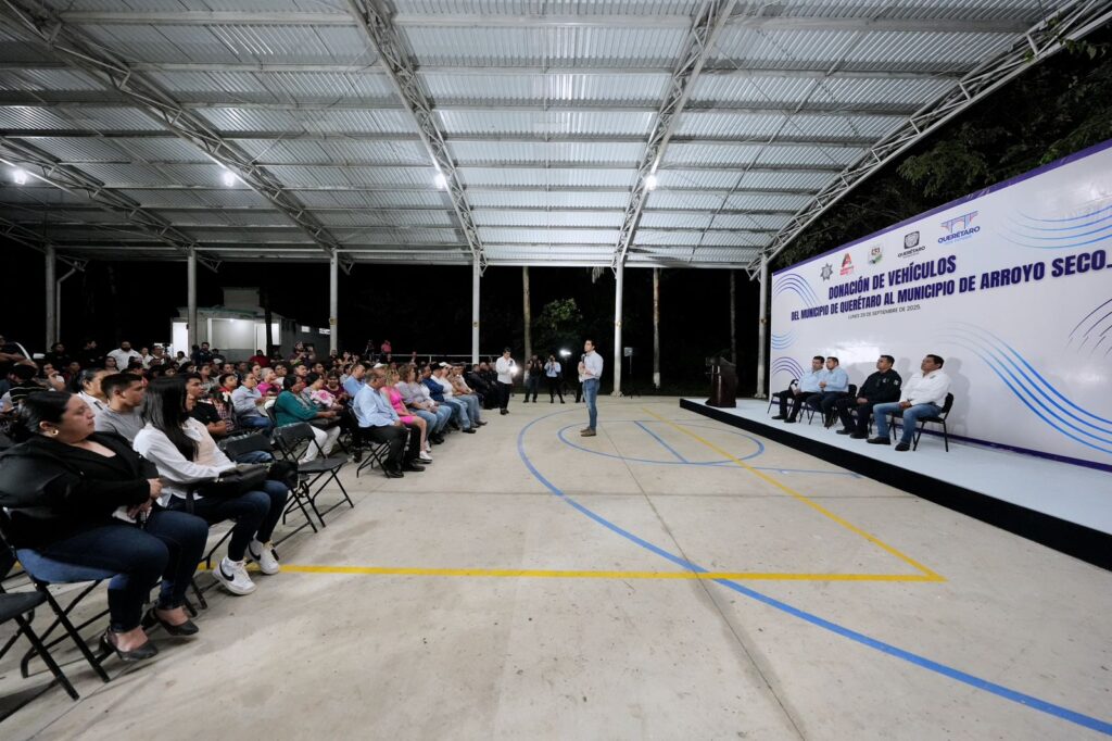 Respalda Felifer Macías a la Sierra Gorda con entrega de vehículos para distintas áreas municipales