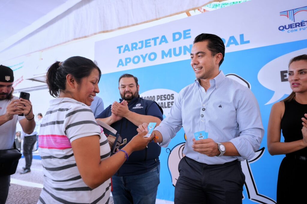 Entrega Felifer Macías tarjetas El Extra para fortalecer la economía familiar