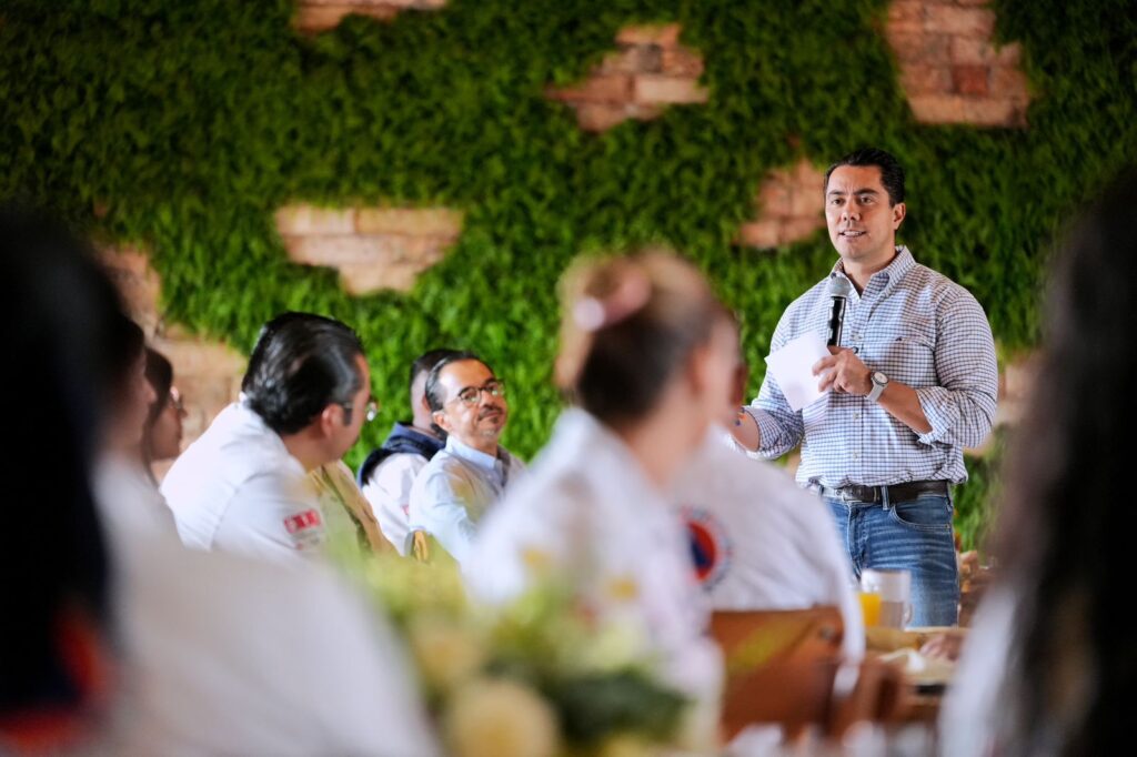 Reconoce Felifer Macías labor del personal de Protección Civil