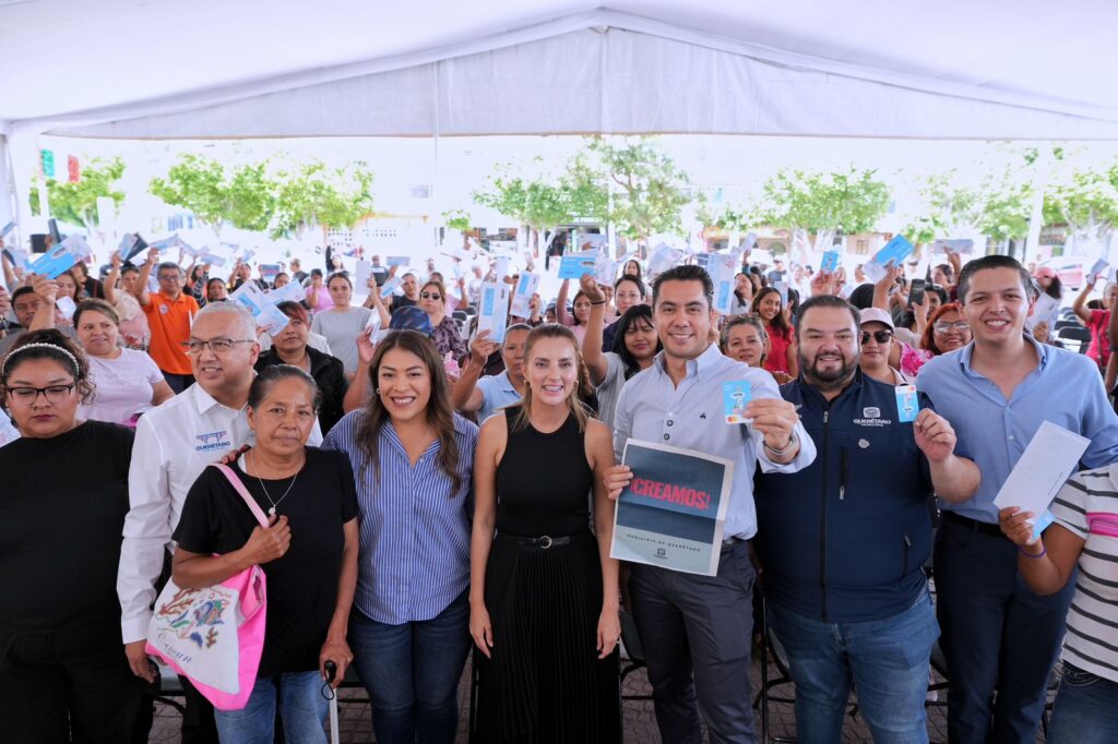 Entrega Felifer Macías tarjetas El Extra para fortalecer la economía familiar