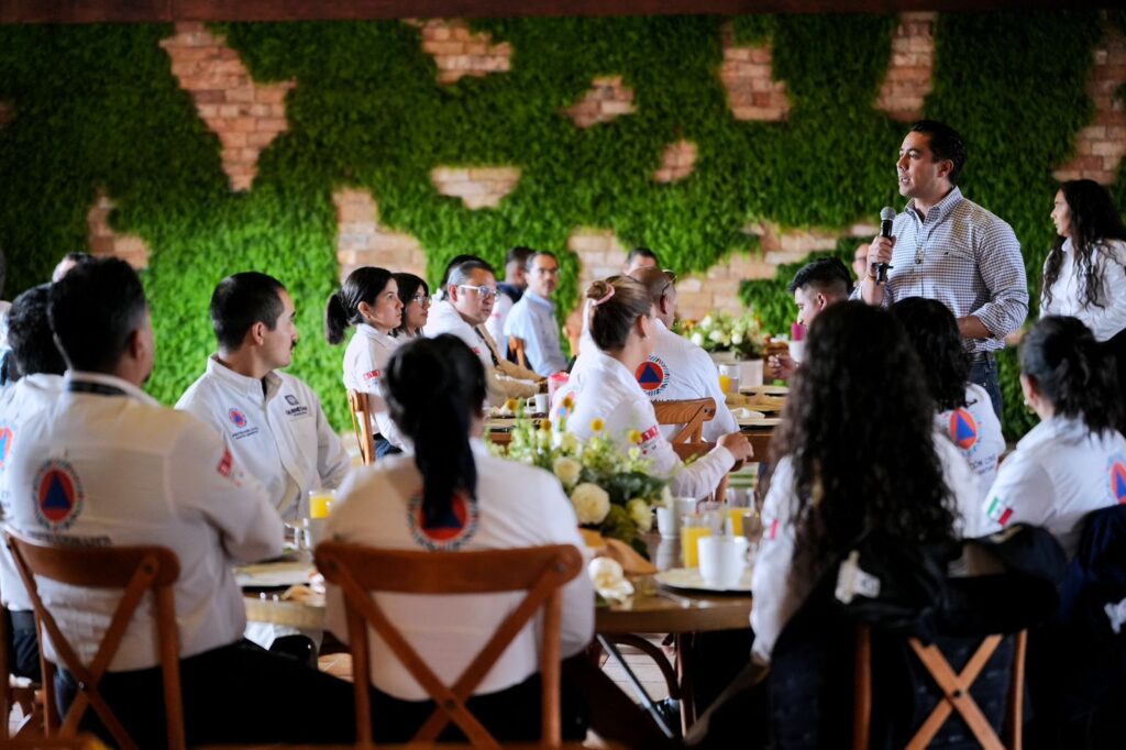 Reconoce Felifer Macías labor del personal de Protección Civil